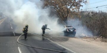 Se incendia automovil frente a la termoeléctrica, al sur de Mazatlán