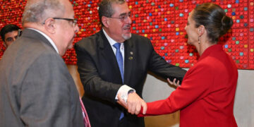 Sheinbaum charló con Arévalo sobre llevar el Tren Maya y polos industriales a Guatemala