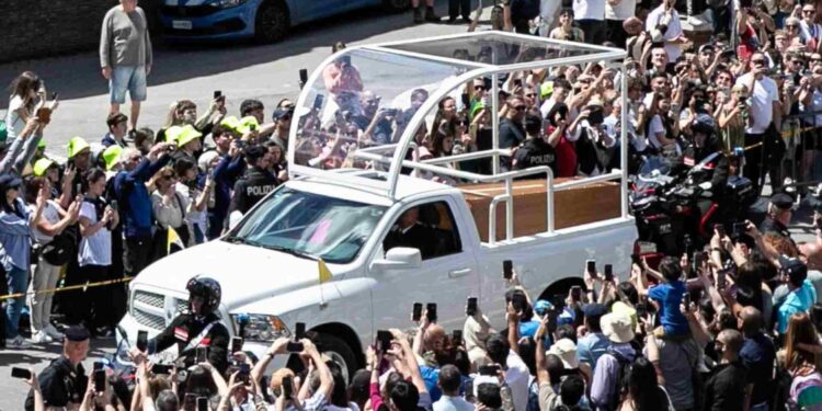 Papamóvil que trasladó el cuerpo del papa Francisco es el mismo que utilizó en su visita a México en 2016