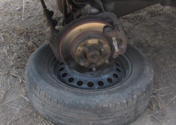 Persecución en el Tecomate de Siqueros deja vehículos dañados por ponchallantas