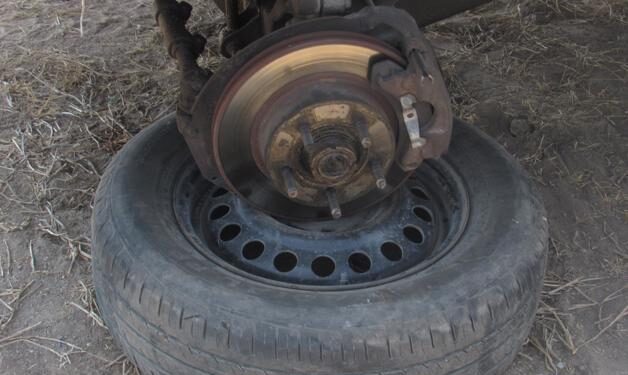 Persecución en el Tecomate de Siqueros deja vehículos dañados por ponchallantas