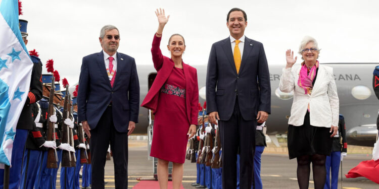 Sheinbaum llega a Honduras para cumbre de Celac
