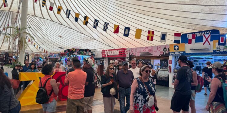 Recibe Mazatlán al crucero Zaandam con más de mil 300 pasajeros a bordo