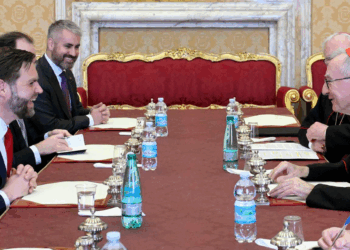 JD Vance se reúne con secretario de Estado vaticano; abordan temas de migración y presos