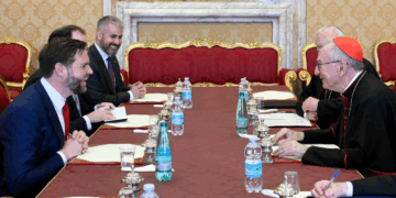 JD Vance se reúne con secretario de Estado vaticano; abordan temas de migración y presos