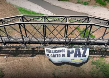 Piden con mantas cese a la violencia en Sinaloa durante visita de Sheinbaum: “¡Exigimos una agenda por la paz!”