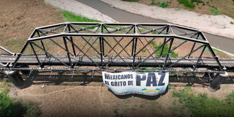 Piden con mantas cese a la violencia en Sinaloa durante visita de Sheinbaum: “¡Exigimos una agenda por la paz!”