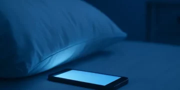 Dormir con el celular bajo la almohada: lo que sí puede pasar