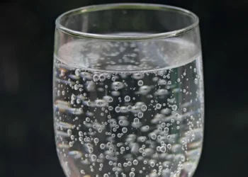 ¿Es malo tomar mucha agua mineral?