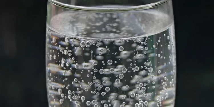 ¿Es malo tomar mucha agua mineral?