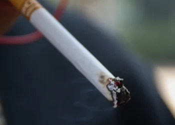 Mexicanos fumadores gastan casi 500 pesos al mes en cigarros