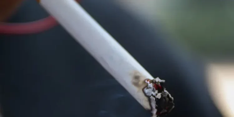 Mexicanos fumadores gastan casi 500 pesos al mes en cigarros