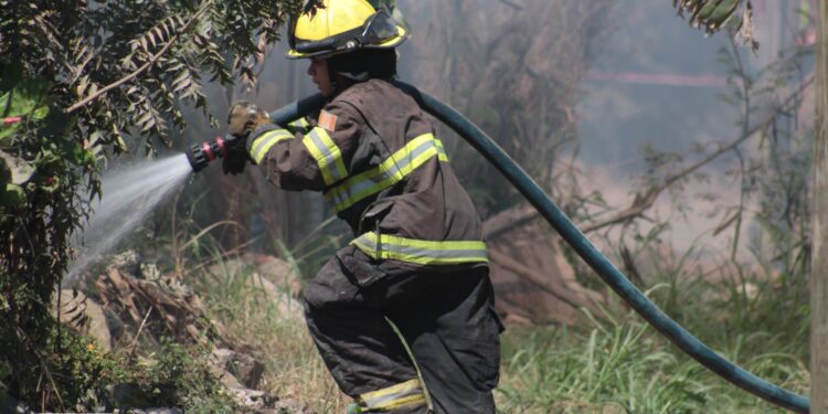 Incendio a espaldas de La Campiña consume tres casas de madera