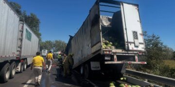 Se incendia tráiler en la maxipista Culiacán Mazatlán a la altura de Quilá
