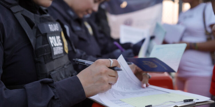 Los arrestos de migrantes en la frontera sur de EE.UU. repuntan 16.7% mensual en abril