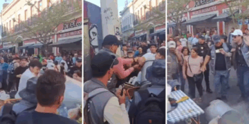 Vendedor ambulante en Guadalajara prefiere tirar sus tamales antes que entregarlos a policías; video se vuelve viral