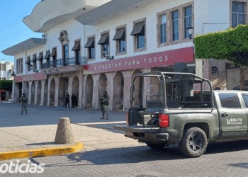 Efectivos del Ejército Mexicano resguardan el exterior del Palacio Municipal