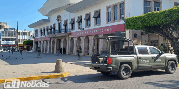 Efectivos del Ejército Mexicano resguardan el exterior del Palacio Municipal