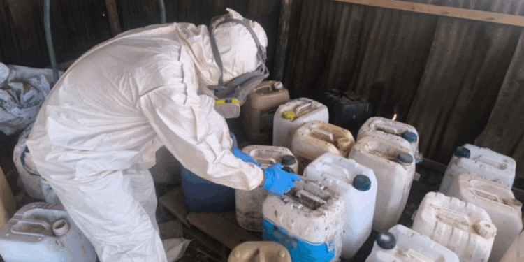 Ejército asegura en Sinaloa mil 370 litros de sustancias para elaborar metanfetamina con valor de 29 mdp