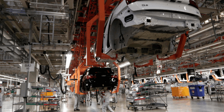 La producción de autos se desplomó 9.07% interanual en abril