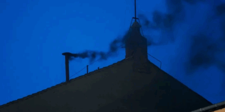 Cónclave 2025: Fumata negra en la primera votación para elegir al papa