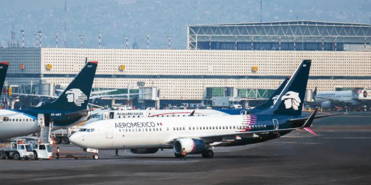 Aeroméxico ofrece cambio de vuelo gratis a pasajeros afectados por bloqueo de la CNTE en el AICM