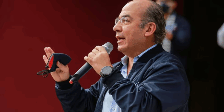 “Asesino y corrupto”: protestan contra Felipe Calderón en España mientras él participa en foro de ultraderecha