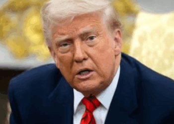 Trump amenaza a indocumentados con enviarlos a la cárcel, embargar salarios y confiscar bienes; firma decreto de “Autodeportación”