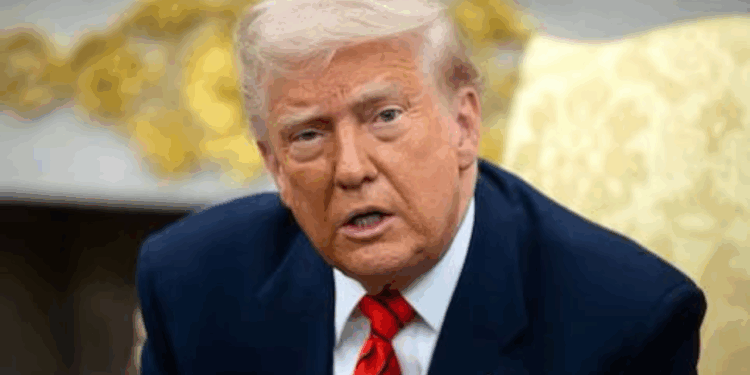 Trump amenaza a indocumentados con enviarlos a la cárcel, embargar salarios y confiscar bienes; firma decreto de “Autodeportación”