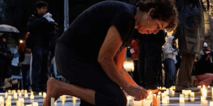 Previo al Día de las Madres, buscadoras realizaron velada; reclamaron que Sheinbaum no las haya mencionado en su mañanera