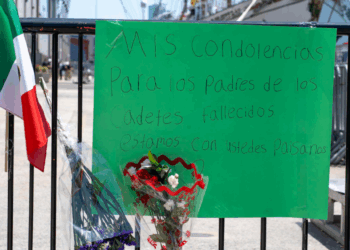Improvisan altar frente al buque escuela Cuauhtémoc en Nueva York