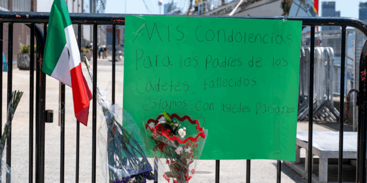 Improvisan altar frente al buque escuela Cuauhtémoc en Nueva York