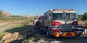 Incendio de maleza alcanza vías del tren y quema durmientes en el Puente Negro de Culiacán