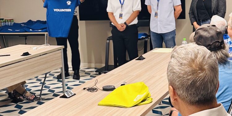 Entregan camisetas a voluntarios de Mazatlán Tourist AIDE como donativo impulsado por el Consejo del Centro Histórico