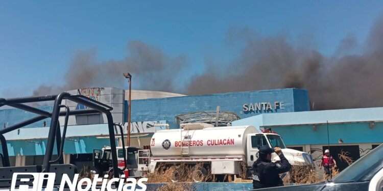 Se registra incendio en antiguo supermercado en Santa Fe
