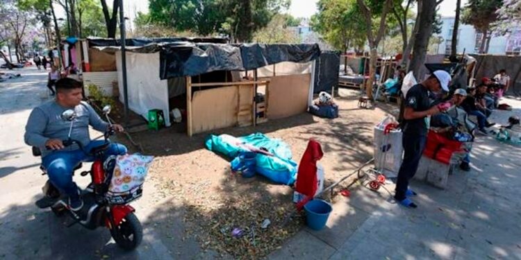 Migrantes obtienen protección legal; no serán obligados a dejar campamento