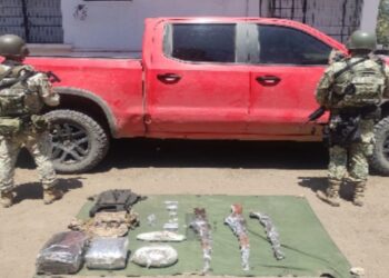 Ejército Mexicano asegura camioneta con armas, municiones y equipo táctico, en Mazatlán