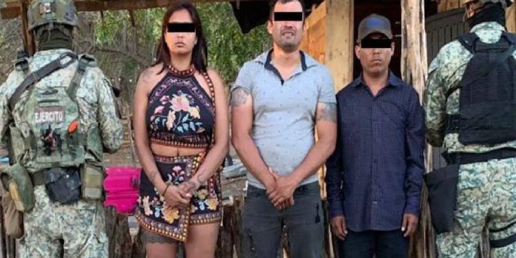 Detienen a dos hombres y una mujer con armas y municiones, en Mazatlán