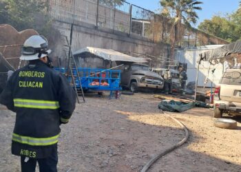 Incendio en bodega en sector Tres Ríos, deja daños materiales