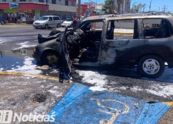 Se incendia camioneta en avenida Ejército Mexicano frente a la central camionera en Mazatlán