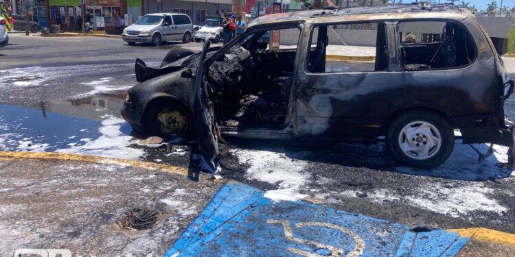 Se incendia camioneta en avenida Ejército Mexicano frente a la central camionera en Mazatlán
