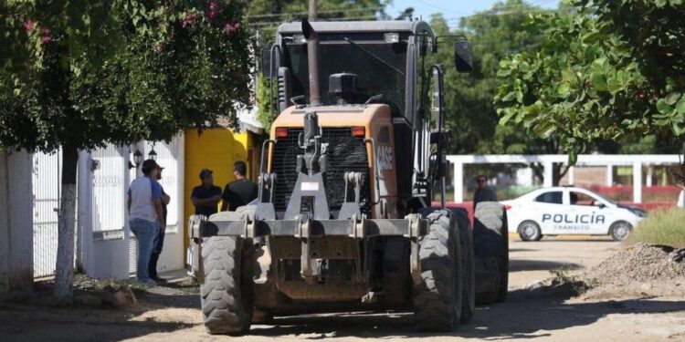Presume Estrella Palacios 242 kilómetros de caminos raspados en comunidades del sur de Mazatlán