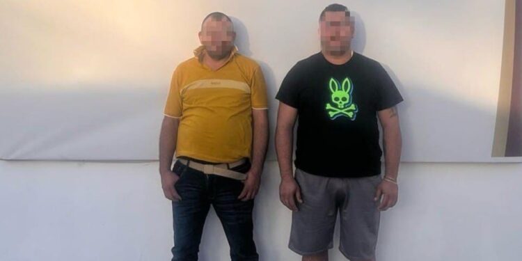 Grupo Interinstitucional detiene a dos hombres y asegura vehículo, ponchallantas y cartuchos, en Culiacán