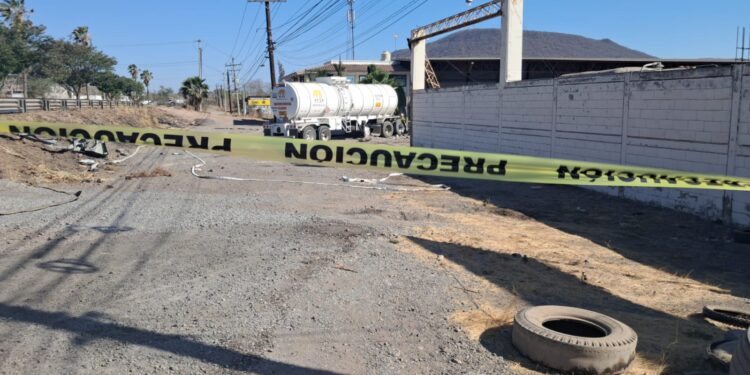 Vuelca pipa cargada de combustible y mata a mujer en unas bodegas al sur de Culiacán