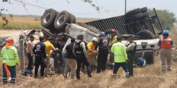 Tráiler vuelca sobre la Mazatlán-Culiacán; hay un lesionado
