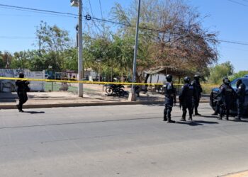 Ejecutan a tres motociclistas en campo deportivo en Culiacán