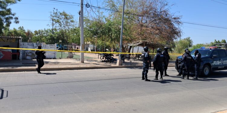 Ejecutan a tres motociclistas en campo deportivo en Culiacán