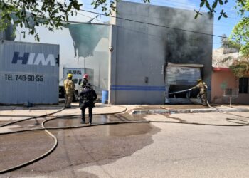 Rafaguean e incendian taller mecánico en la Lázaro Cárdenas, en Culiacán