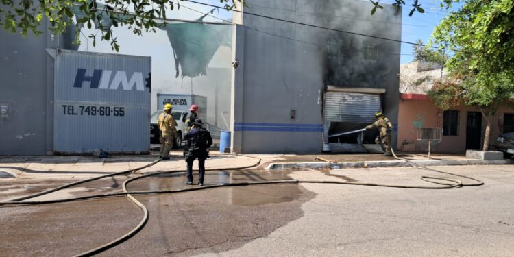 Rafaguean e incendian taller mecánico en la Lázaro Cárdenas, en Culiacán