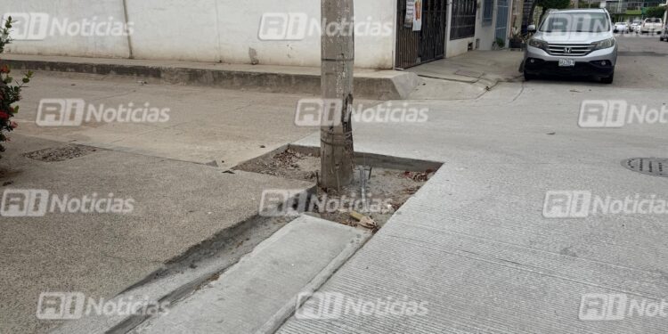¿Y el poste?; Gobierno Municipal permite circulación de calle recién pavimentada pero inconclusa